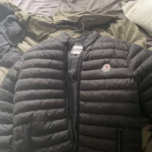 Moncler - Säljer min moncler jacka då jg inte har användning för den, den är inte äkta så försöker inte lura någon på de så nu vet ni de och vill bli av med den snabbt, säljer den för 300 men snabb affär så får ni den för 200 