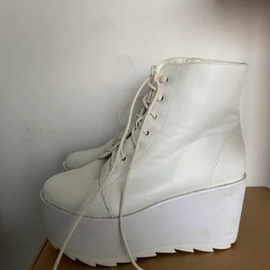 ”Skridsko” platåskor märke: YRU!! - Jätte fina platåskor med skridskor snörning, från det amerikanska märket YRU. Har mest stått men fått lite märken här och där. Annars helt oanvända ✨