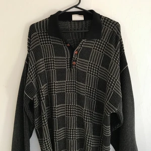 Tröja - Grön svart mysig tröja att ha nu till hösten och vintern. Skriv om fler bilder önskas. Litet märke på armen där en liten tråd åkt ut. (Se bild 2) 