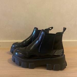 Svarta ascoola boots perfekta nu till hösten och vintern!! Som nya väldigt lite använda, säljer pga av att jag har liknande.🤎 Frakt 50kr 