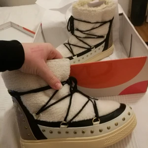 Snörstövletter - Helt nya och oanvända stövletter. Väldigt sköna och mysiga, perfekt till vintern.  