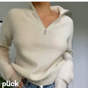 Bikbok tröja  - LÅNAD BILD! Super fin tröja från bikbok med dragkedja, köpt för ca 1 år sedan men riktigt sparsamt använd då de ej riktigt e min stil! Kom privat för egna bilder! KÖP DIREKT FÖR 400