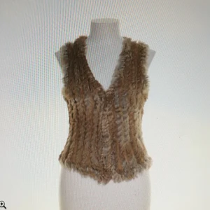 Pälsväst - Snygg pälsväst perfekt till vintern.                                 Storlek S