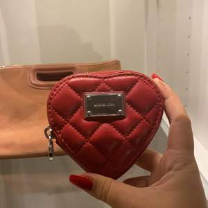 Söt röd liten plånbok i formen av ett hjärta köpt för 500 säljs nu för 150
