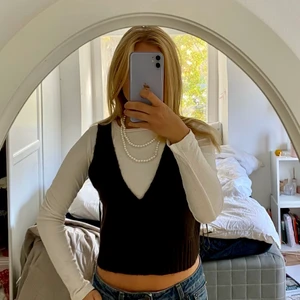 Stickad topp  - Superfin stickad brun topp som aldrig är använd! Perfekt att ha över andra tröjor eller bara själv⚡️⚡️