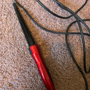 Locktång - Locktång från OBH Nordica, använd en del men fungerar  felfritt. Gör så fina lockar och enkel att använda. Man kan göra både skarpa och lösa lockar beroende på hur mycket hår man tar i en slinga. Säljer då jag bara använder min plattång nu.