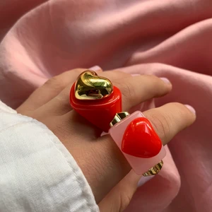 Ringar - Halloj! Säljer den rosa ringen för 25kr, den röda är tyävrr såld⚡️💖 köparen står för frakten som är 12kr  