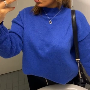 Blå stickad tröja  - ❤️‍🔥Säljer endast vid ett bra bud❤️‍🔥 Intressekoll på denna fina tröja, köpt för någon månad sedan och använd runt 5 gånger. Gillar tröjan jätte mycket därför säljer jag endast vid ett bra bud