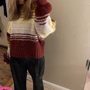 Stickad tröja - Säljer superfin tröja från zara! Använd ganska många gånger men väldigt fint skick! Superfin nu till hösten och vintern💕 150kr+frakt💖 eller mötas i Stockholm! Sticks lite!💖💖 