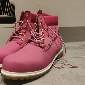 Skor  - Kängor som aldrig varit använda (nyskick). Rosa med nitar, bra kvalité. 