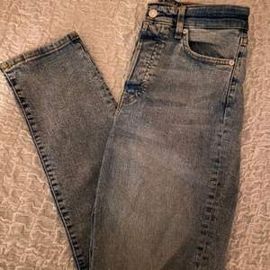 Blå jeans från H&M. Är i storlek 36 och går ner till ankeln på mig som är 165. Dessa är knappt använda och därför i gott skick. Kontakta mig vid frågor eller intresse. Köparen står för frakt.🤍