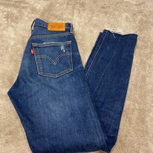 Levis jeans i modellen 501. Nästan aldrig använda så de är i fint skick. W23 L30. Skulle säga att de motsvarar en XS. Köparen står för frakten❤️