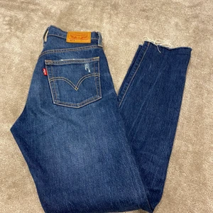 Levis 501 Jeans - Levis jeans i modellen 501. Nästan aldrig använda så de är i fint skick. W23 L30. Skulle säga att de motsvarar en XS. Köparen står för frakten❤️