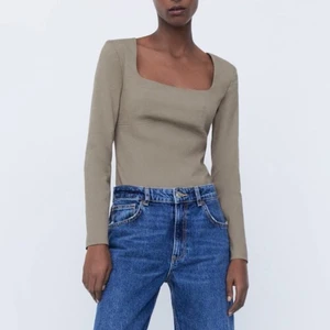 Långärmad body s. S - Jättefin beige/brun långärmad body från Zara i storlek S ✨✨ den är helt oanvänd då den tyvärr är för liten  för mig! Kan möta köparen i stockholm, annars står köparen för frakten. 