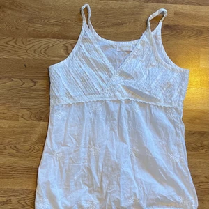 Vitt linne - Vitt linne med broderade blommor 💘 frakt tillkommer 