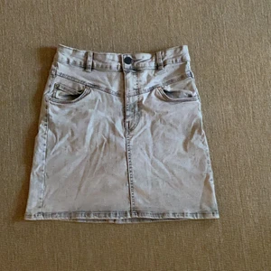 Grå jeanskjol - Ljusgrå jeanskjol från bershka i strl 36. Använd max 5 ggr så jättefint skick! 75 kr + 62 kr frakt:)