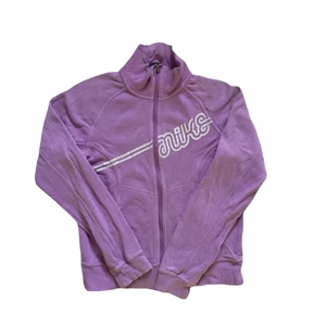 Nike Vintage Zip - Skick 7/10.                                                                                 Står storlek M i tröjan men skulle säga att den är mindre, som cirka en S