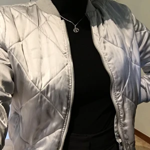 Vårjacka  - Silvrig vårjacka, har två fickor och fungerande dragkedja, nästan nyskick! 