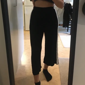 Tunna byxor!  - Väldigt tunna vida svarta byxor med en vit rand längs benen. Sköna att ha på sig sommaren eller hemma! 