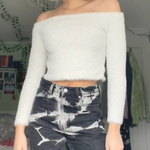 Vit off shoulder - Vit off shoulder top, fluffigt material, stretchig i halsen. 💕💕💕 ger rabatt vid köp av flera plagg 💕💕