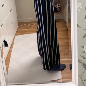 Randiga byxor - Jättesnygga randigabyxor som både går att klä ner och klä upp. Byxorna är från ONLY och är i storlek 36 med resårband i midjan☺️ 