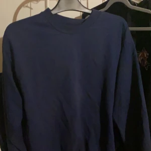 Mörkblå sweatshirt  - Använd några få gånger, köpt för 300kr för några år sedan😊 