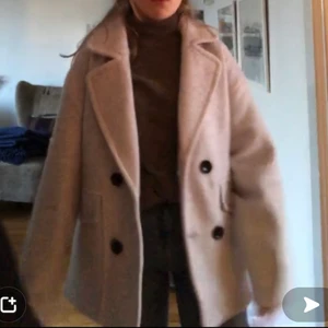 Ljusblå kappa nakd  - intressekoll på en ljusblå kappa som jag köpte för 700 kr på nakd, inte använd jättemånga gånger och är i bra skick. Den är lite smutsig på ena axeln men som går att tvätta och få bort lätt. 