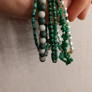 7 gröna armband med slytherin tema - Detta är 7 gröna armband med en baktanke om slytherin från harrypotter, det är stretch i tråden och passar de flesta 