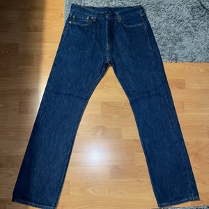 Levis 501 mörkblå - Ett par mörkblåa Levis 501 straight leg. Strax över ett år gamla men helt utan fläckar eller skavanker. Nypris: 1000kr säljer för 400kr. Skriv om du har frågor eller annat. Ni står för frakt! Pris inte hugget i sten vid snabb affär!
