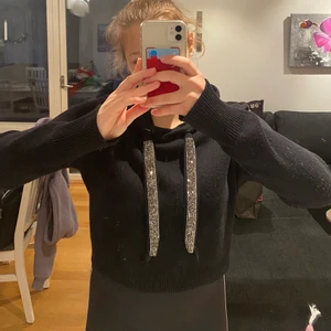 Hoodie med nitar - Så fin och otroligt skönt hoodie från Zara som inte längre säljs. Snörena gör tröjan så coolt o man kan matcha med vad som helst. 