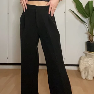 Svarta kostymbyxor - Kostymbyxor från NA-KD i storlek 36.