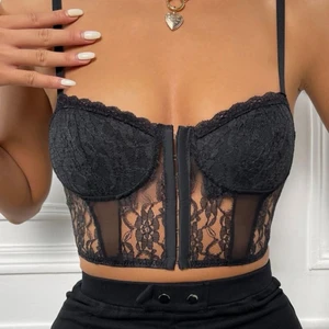 Svart linne  - Ett svart linne med en lite genomskinlig typ! Linnet slutar ovanför naveln. Storlek S. Funkar nog kanske på XS också 🤍 Aldrig använd 