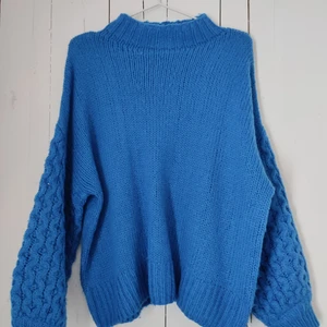 Stickad blå tröja strl S - Storlek: S, nästan som M. Skick: Inte jätte använd, inte nopprig. Hör av dig om frågor upphör 😊