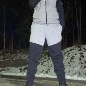 Nike tech fleece dress svart/grå - Nike tech fleece dress, inga hål inget smuts, inte så använd heller. 