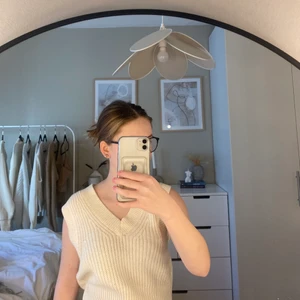 Beige väst - En beige stickad väst från H&M i storlek XS, den är använd ett fåtal gånger och i bra skick💛