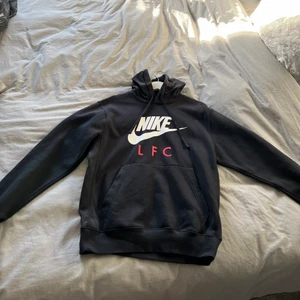 Nike hoodie LFC - Säljer en hoodie som är en collab mellan nike och lfc (liverpool), köpt på herravdelningen i storlek s på nikes hemsida för 1,5år sen men inte använd mer än 5 gånger, den är i nyskick men kommer inte till användning, hör av er vid frågor. Nypris 600kr, priset kan alltid diskuteras! 