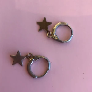 Smycken  - Säljer ett par super gulliga stjärnörgonen!! 15kr + frakt 15kr (Står inte för frakten)💓💓💓💓
