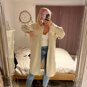 Helt ny kappa  - Snygg oversizad skjort kappa från h&m. Helt ny, aldrig använd. Materialet är lite ”filt” aktivt. Bra kvalite och perfekt vår/höst jacka. 