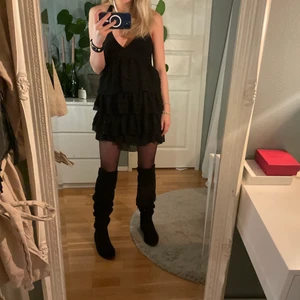 Volangklänning - Säljer denna klänning med halterneck. Super fin men kommer aldrig till användning passar nog nån som är mellan 160-165. Perfekt till vår och sommar och lika snygg med en stickad över❤️ säljer ändast vid bra bud