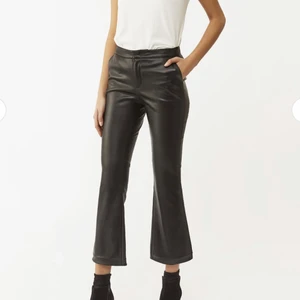 Skinnbyxor twist and tango  - Coola croppad skinnbyxor från twist and tango i storlek 34, säljer då dem tyvärr är lite korta på mig 🖤