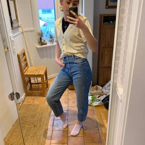 Blåa jeans - Superfina och sköna blåa jeans från Gina tricot i MOMmodell. Storlek 34. Hör gärna av er vid intresse eller frågor🥰