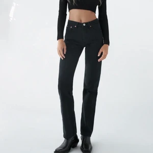 Zara jeans - Säljer ett par svarta Mid Rise jeans från zara i storlek 34! Är det fler intresserade blir det budgivning💓 köparen står för frakt 