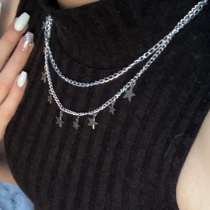 gina topp - kort turtle neck topp som är i ett tunt ribbat mjukt material, i strl xxs och passar nog som störst liten xs då den inte är så stretchig köpter för runt 150kr säljer för 35kr