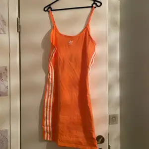 Orange klänning från adidas, aldrig använd! Katt finns i hemmet😽🥰