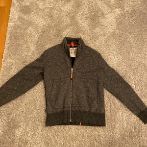 Parajumper polo zip - Använd! I gott skick däremot ett litet litet hål längst ner till höger om dragkedjan. Kan lagas innan köp men mot ett högre pris! 