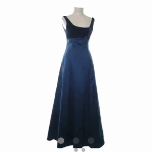 Blå balklänning - Mörkblå balklänning i storlek 36-38, säljer då den var något liten på mig (är storlek 38), frakten är inräknat i priset✨