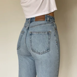Jeans Monki - Blå jeans från Monki i ganska stumt material 