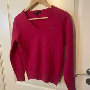 En mörk rosa gant bomulls tröja som är v-ringad i storlek M, ganska bra sickt.