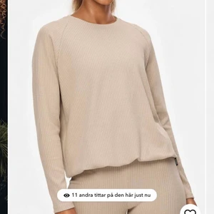 Tränings/ mjukis- tröja  - Superfin ribbad tröja från stronger! Aldrig använd därav nyskick. Köpt för 699 och säljer för 200 + frakt 🥰