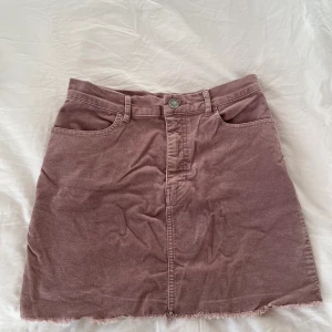 Gammalrosa mocka kjol strl S - Gammelrosa / smutsrosa mocka kjol med slitning på bakfickan. Strl S från forever 21. Frakt 52kr🥰